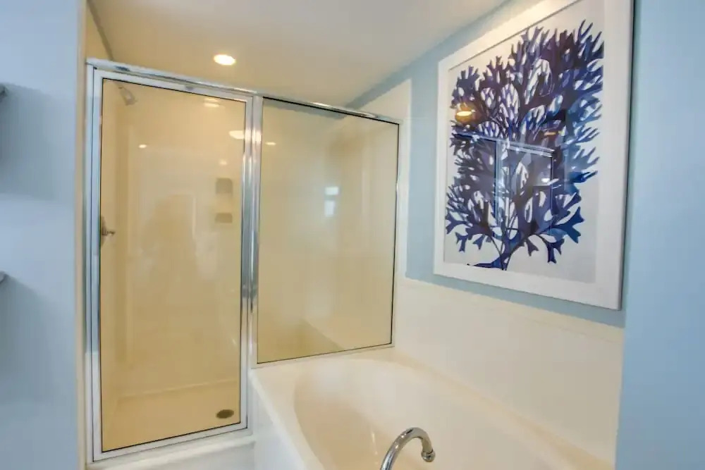 Waterscape A606 - 2 Br condo by RedAwning