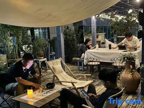 Dacheng Xiaoyuan Hostel (Zhengzhou High-speed Railway East Station MixC Store)
