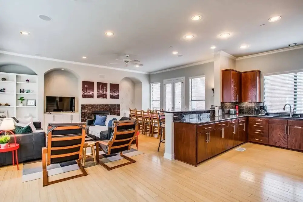 2 Unit Grand Oak Lawn house Perfect for Groups