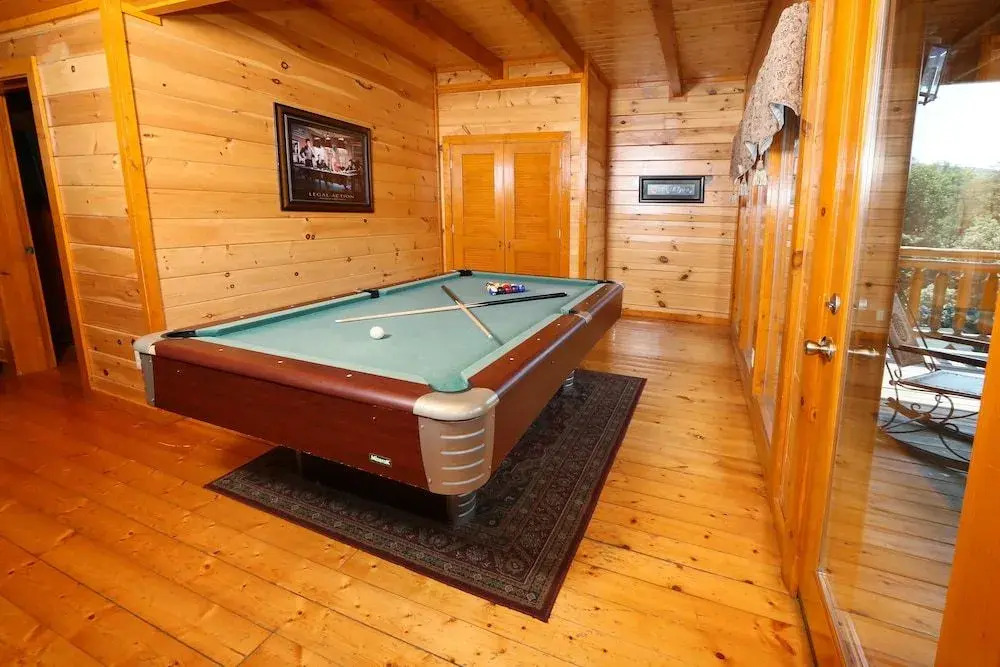 Family Valley 6 Br cabin by RedAwning