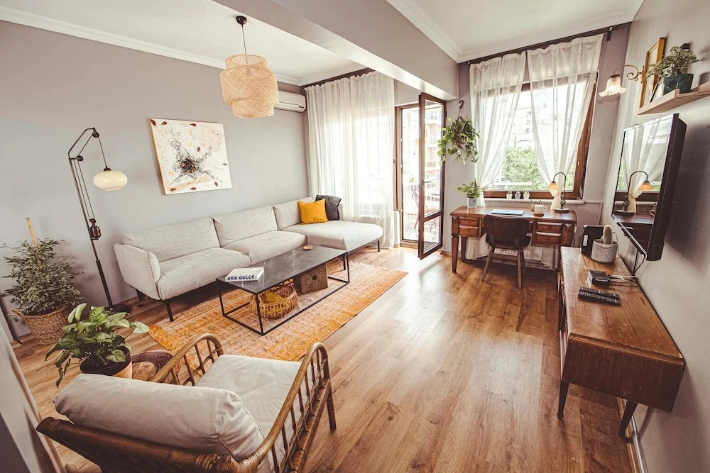 Cozy & Bright Urban Home in Center