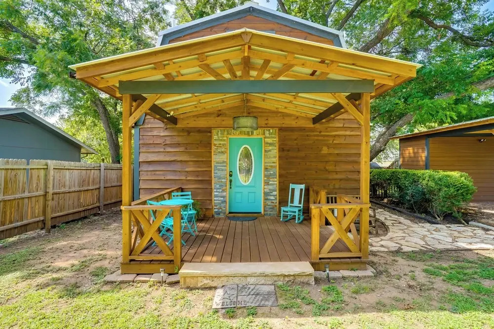 Pet-friendly Granbury Home w/ Yard, Near Downtown!