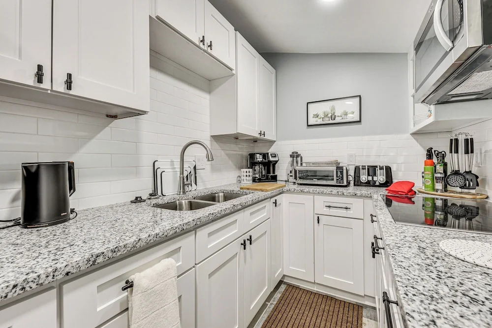 Cozy Jacksonville Cottage, Walkable Location!