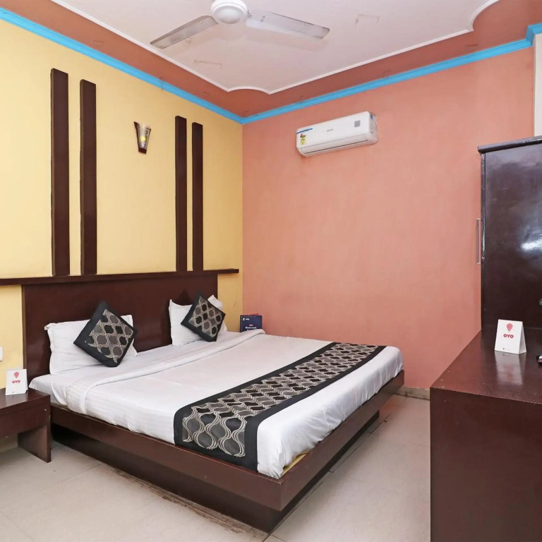 OYO 9726 Hotel Aura Palace Deluxe