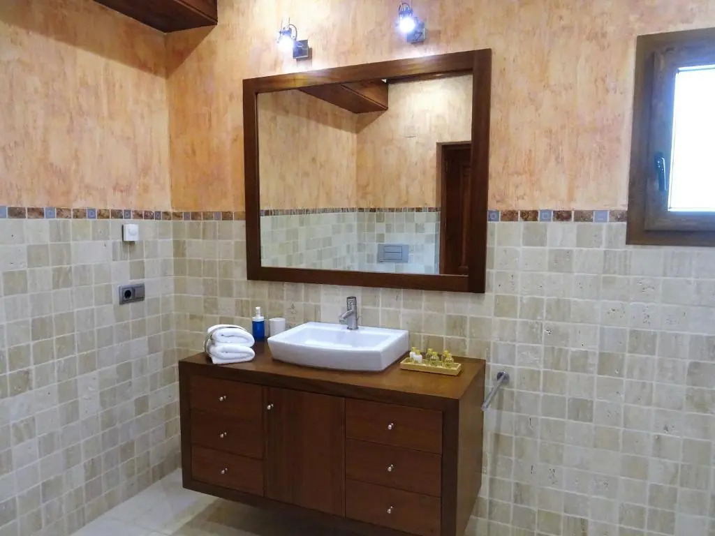 Villa with private pool and tennis court 150 metres from the sea-Villa el Olivo