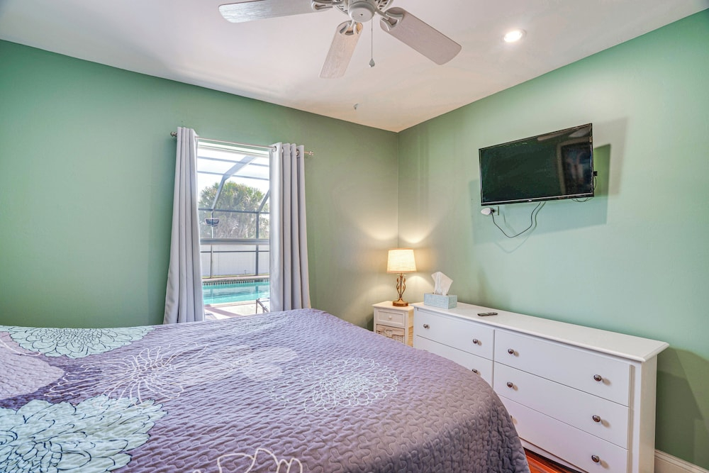 Dog-friendly Cape Coral Home: Private Pool!