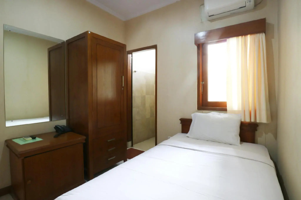 RedDoorz Plus near Kemang Raya