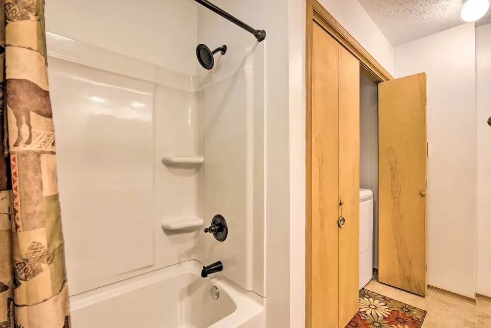 Deck & Resort Amenities: Pocono Lake Home