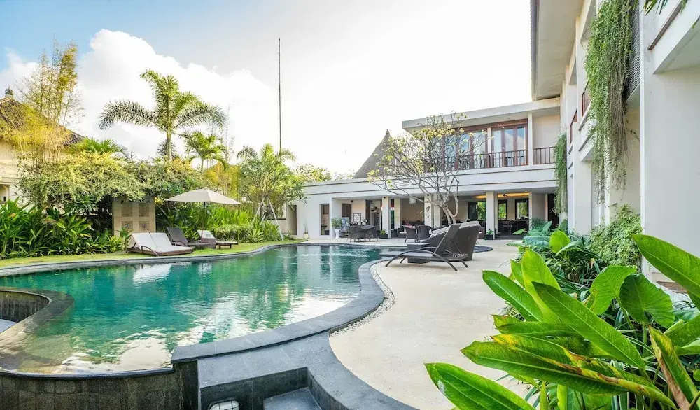 16 bedroom villa river side Legian