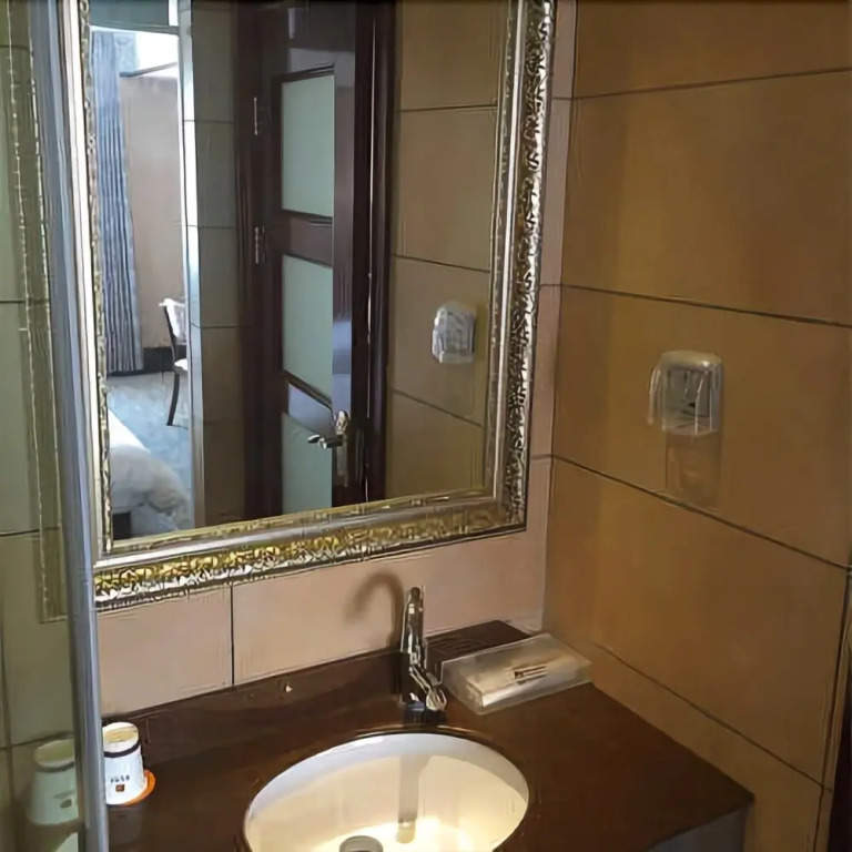 Yijia Baiyun Hotel
