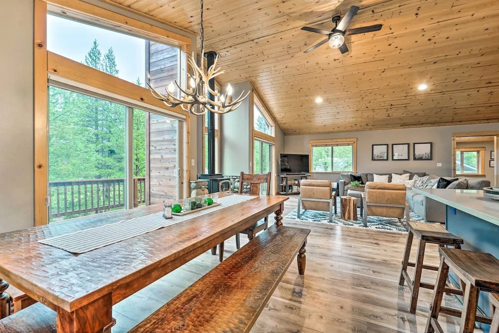 Bikes, Grill & Views: Luxe Truckee Cabin!