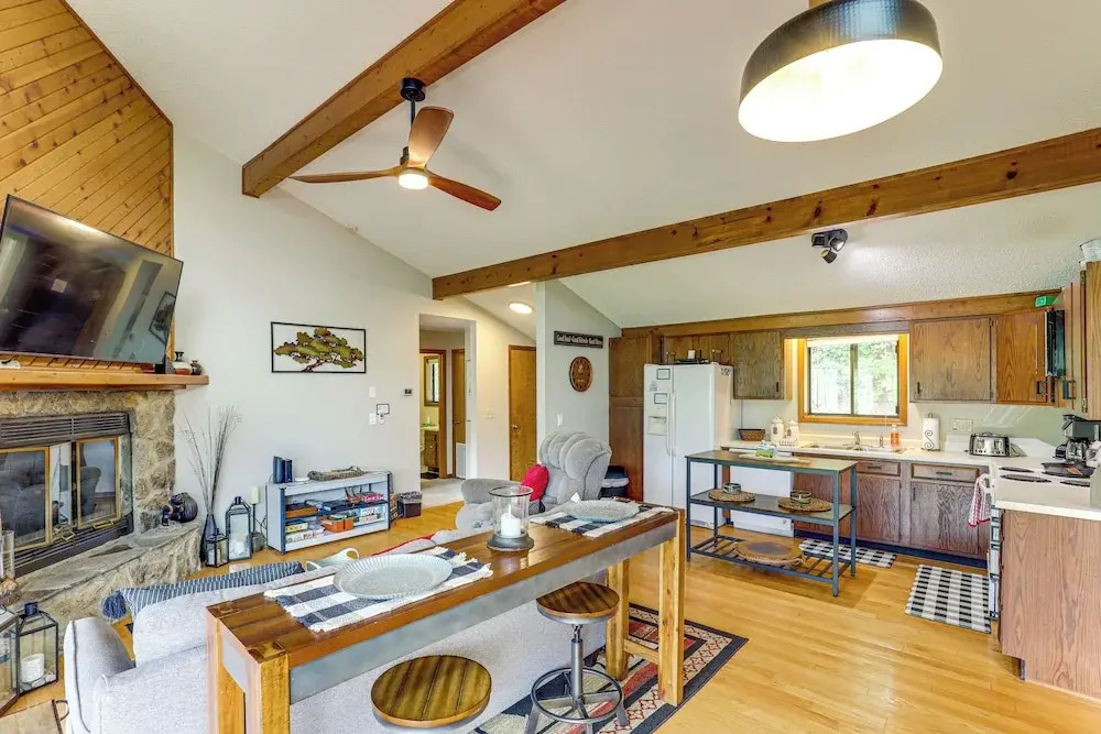 Maggie Valley Mountain Escape w/ Fireplace & Deck!