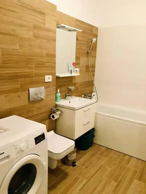 Modern and New Apartment near City Center V6B-64