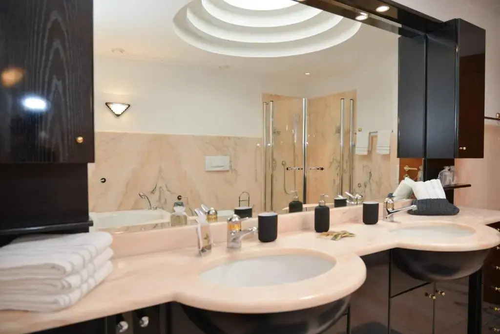 One & Only ?central City Penthouse