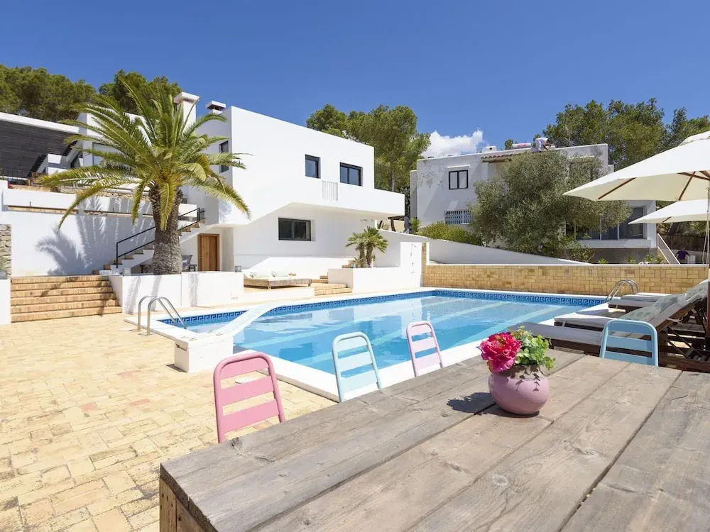 Posh Holiday Home With Pool, Library & Scenic Views in Jesus