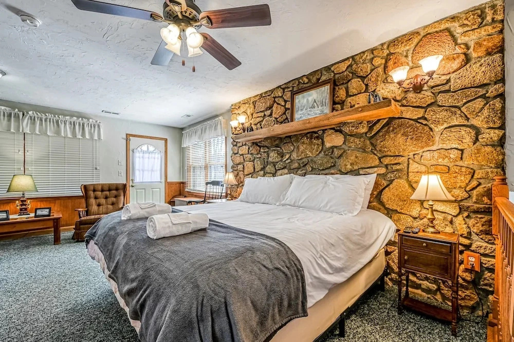 Herons Rest - Lakefront Home With Dock, Pool Table, & hot tub - Dogs OK