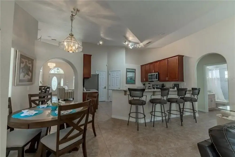 Impressive 5br, Pool, Lake, Disney 10 Minutes 5 Bedroom Home
