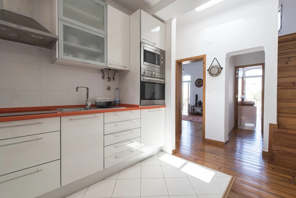 Bright and Airy Apt with balcony by LCH