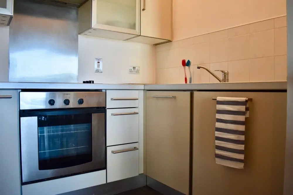 Central 2 Bedroom Flat With Balcony Views