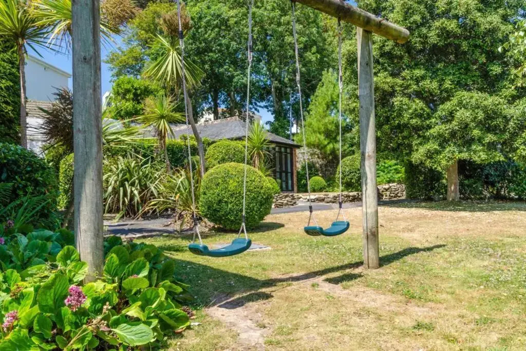 Charming Summerhouse Annexe in lush gardens in Fowey