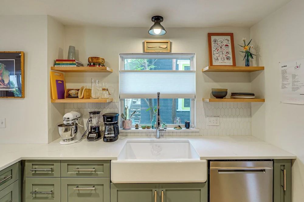 Old Austin Vibes! Spacious Yard & Porch Near UT