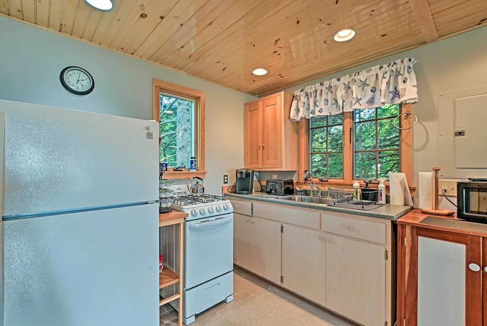 Charming Stonington Studio w/ Ocean Views!