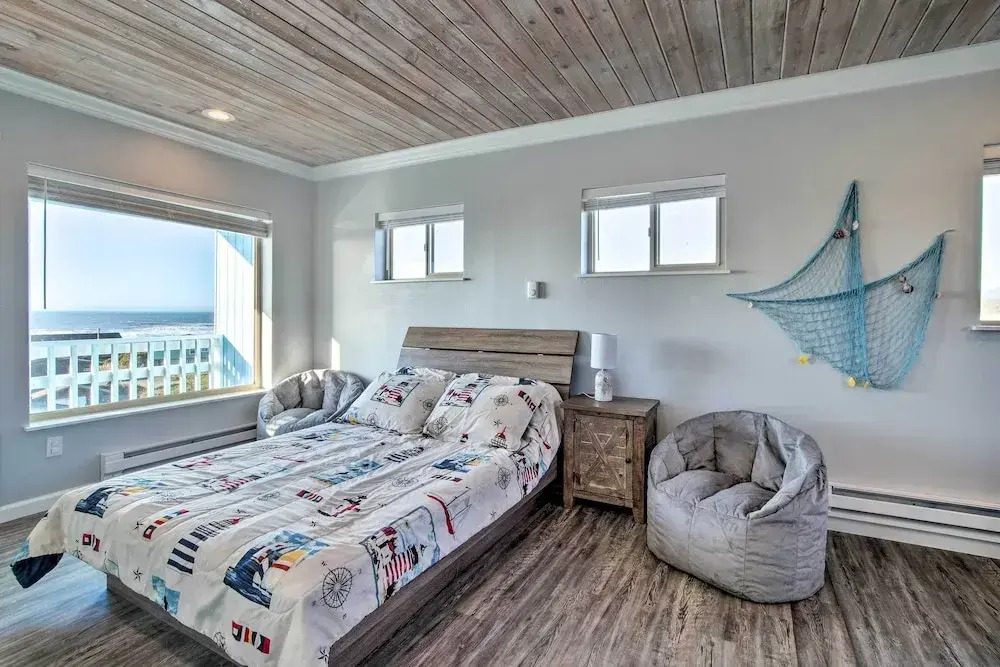 Gold Beach Home w/ Hot Tub, 1/4 Mi to Beach