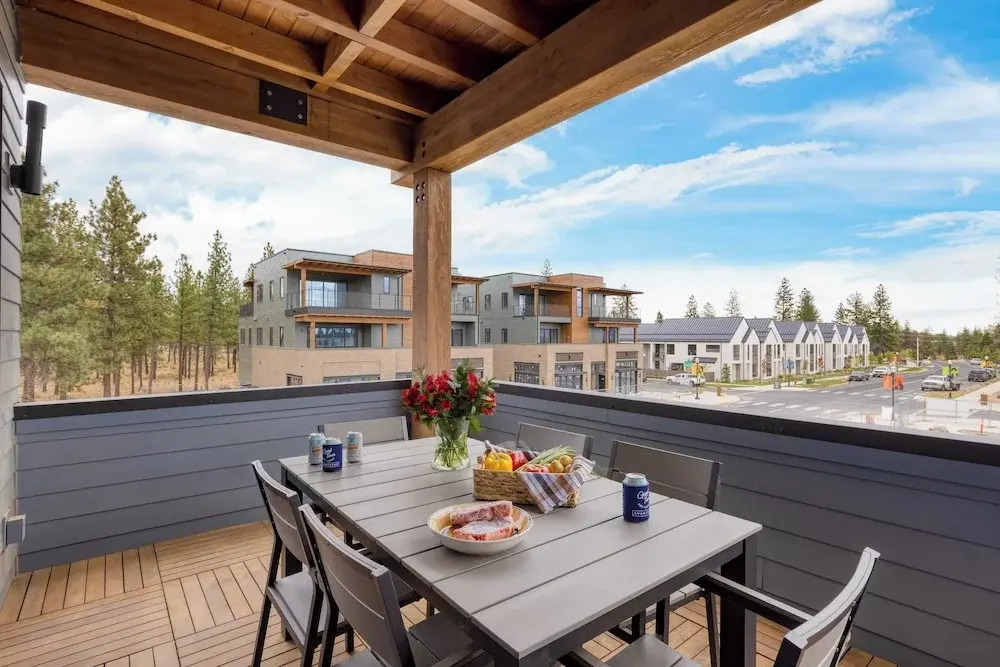2 Units Deck, Hot Tub, Minutes to Old Bend 1212 Skyline Ranch by Avantstay