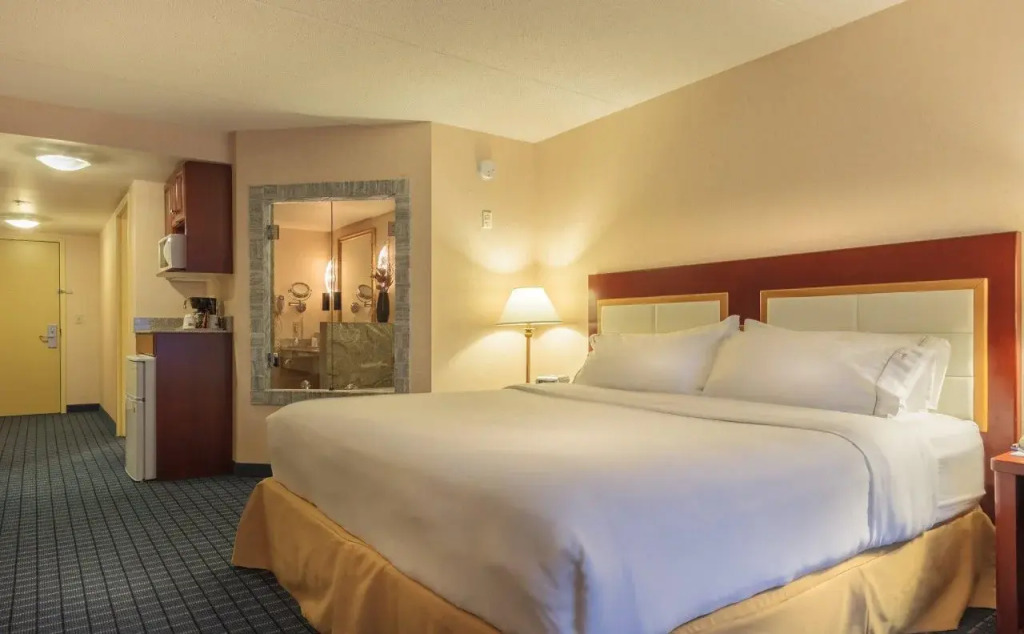 Holiday Inn Express & Suites - Belleville by IHG
