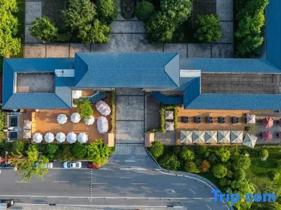 Huatai Hechen Mountain Lodge (Taibai Mountain Tang Town)