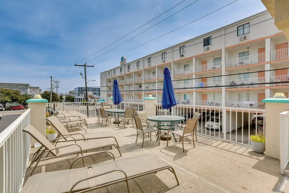 Wildwood Condo w/ Community Pool: Walk to Beach!