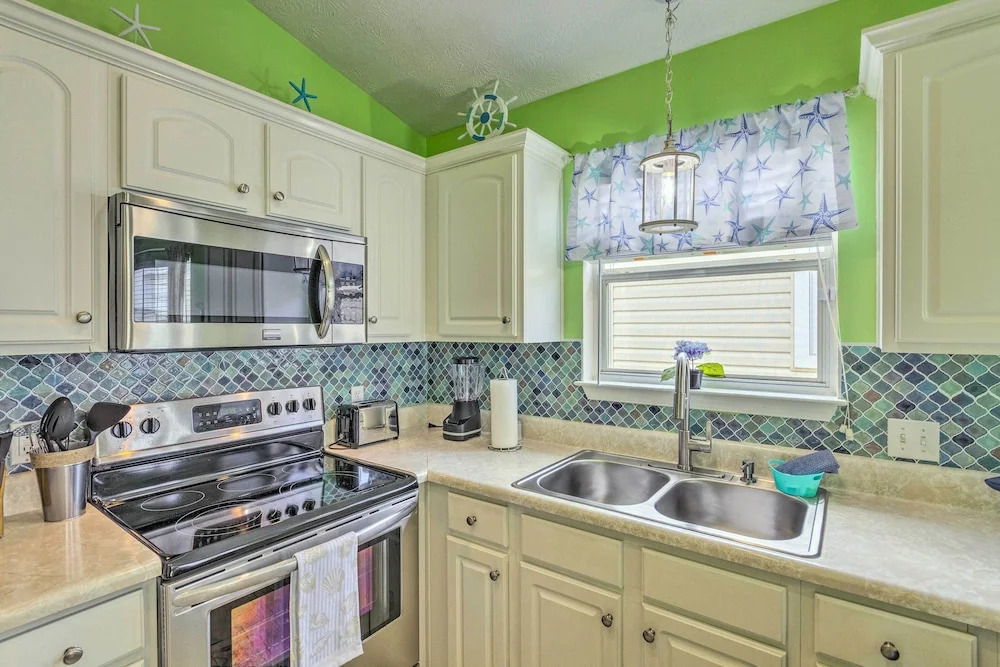 PCB Retreat w/ Patio & Grill < 1 Mi to Beach!