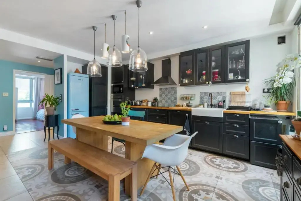 Bright 3br w AC and terrace near the train station in Marseille Welkeys