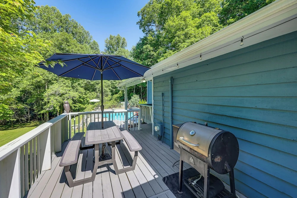 Hot Tub, Fire Pit: Family-friendly Murphy Home