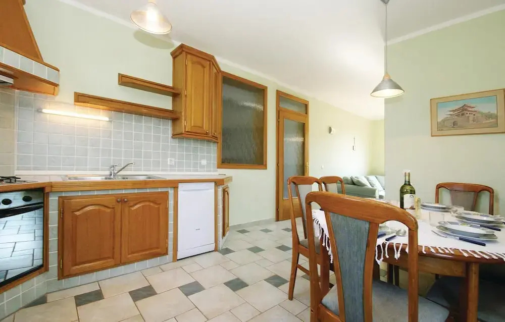 Nice Home in Stari Grad With Wifi and 4 Bedrooms