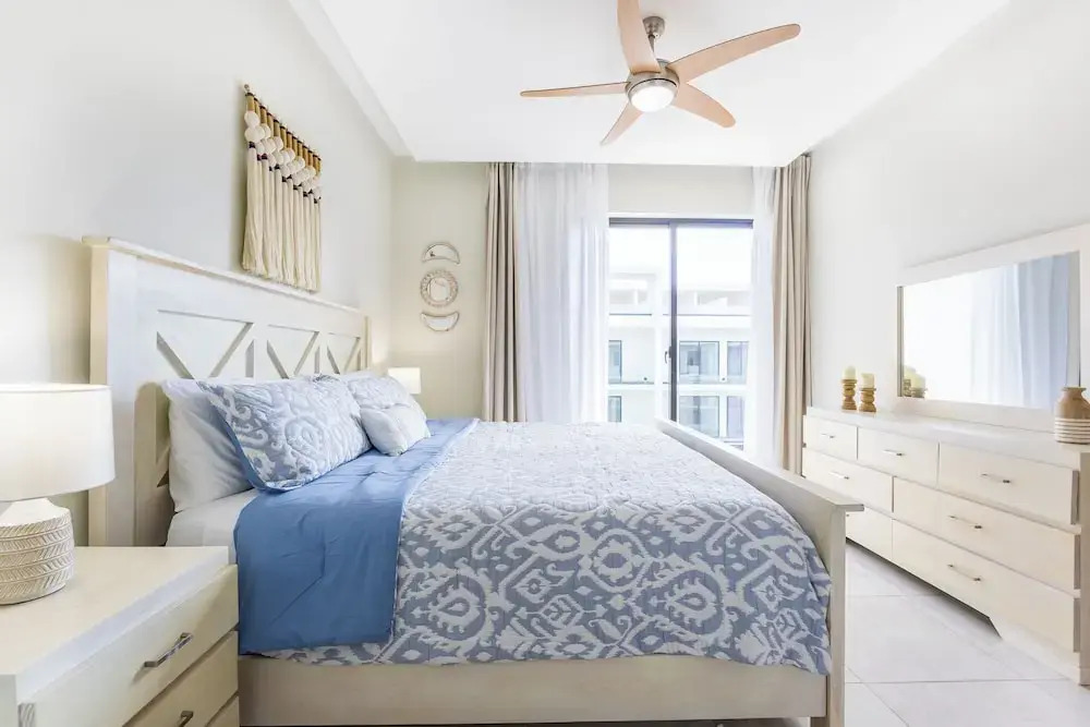 Stylish 1BR Apartment – Pool Access, Close to Beach