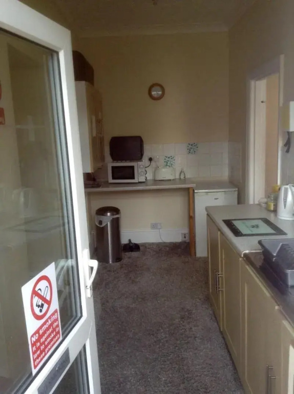 PAIGNTON S ONLY Ground floor Garden 2 Bedroom Apartment in front of the Pier & your Very own Private FREE Car space ,2 Double beds , 2 Single Beds , Kitchen , Air Fryer , 50 Blue ray Films ,Hotel Reception to Greet & Happily Help you