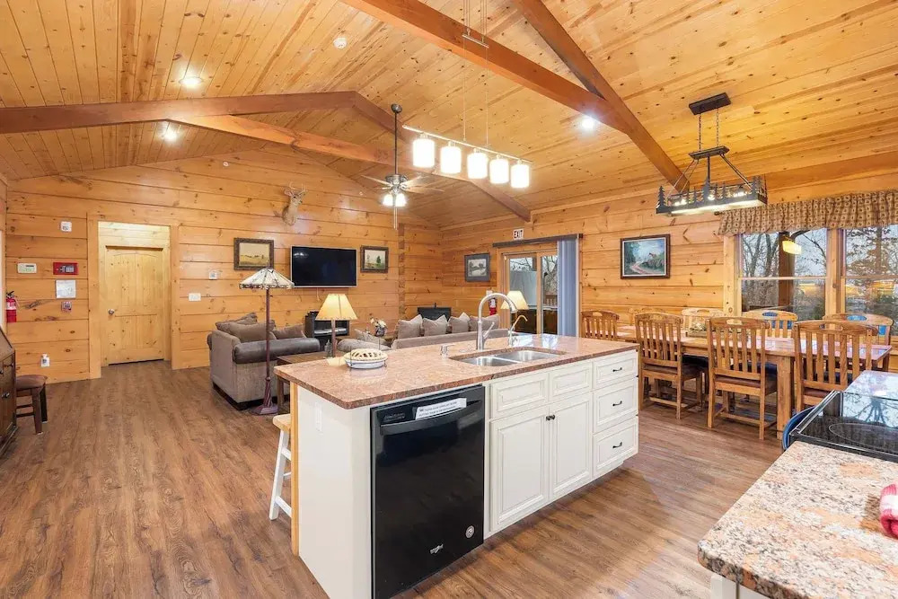 Teals Treasure Secluded Lakeside Cabin for 8!