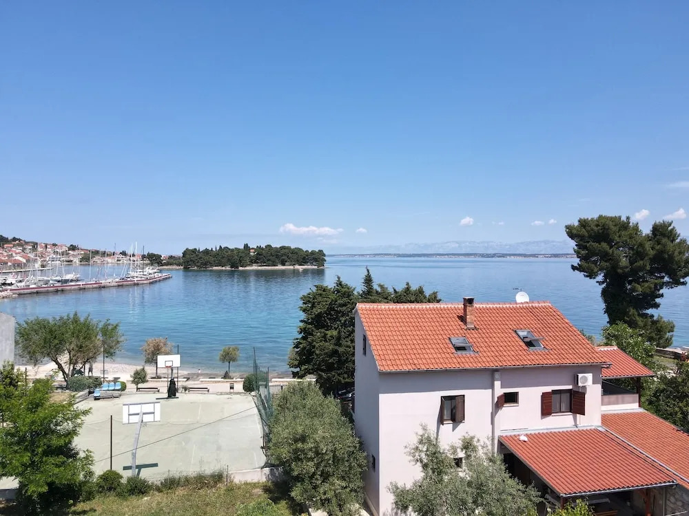 Seafront Spacious Apartment Spazzio