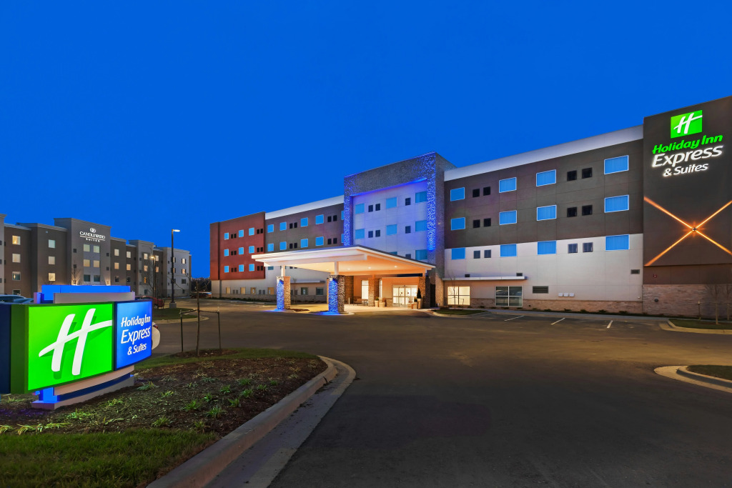 Holiday Inn Express & Suites - Lenexa - Overland Park Area by IHG