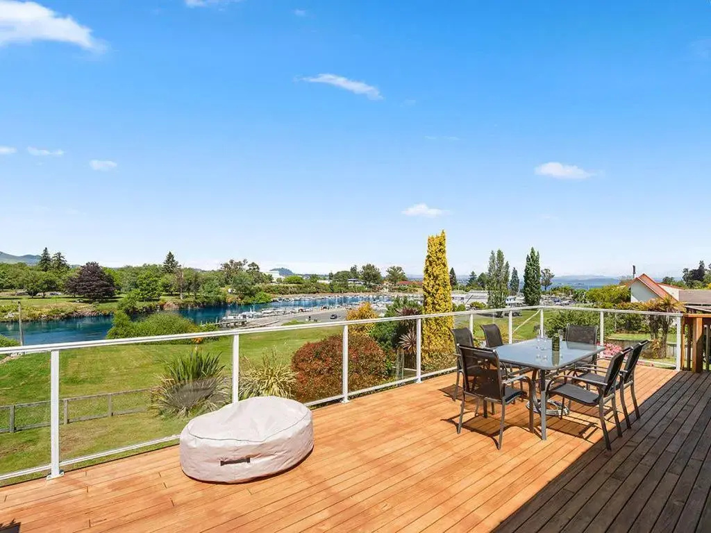 Central Riverside Retreat - Taupo Holiday Home