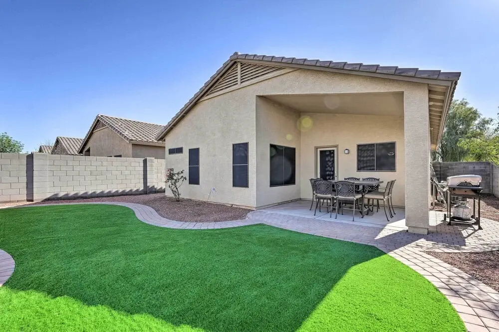 Sunlit Peoria Gem w/ Yard: Hike, Golf & Explore