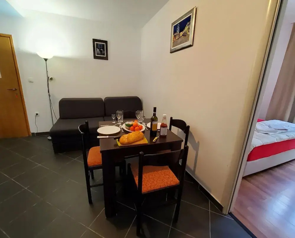 Apartment 4 Sleeps 4 Guests