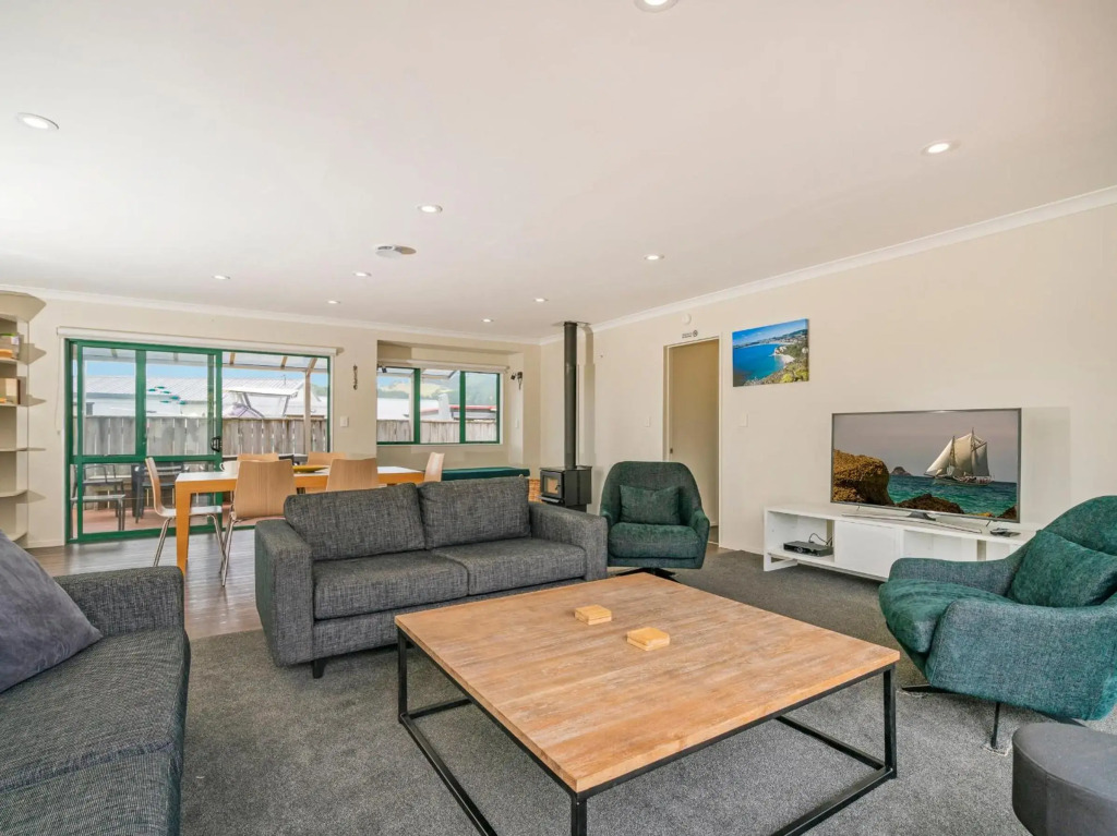 The Sunny Bach - Cooks Beach Holiday Home