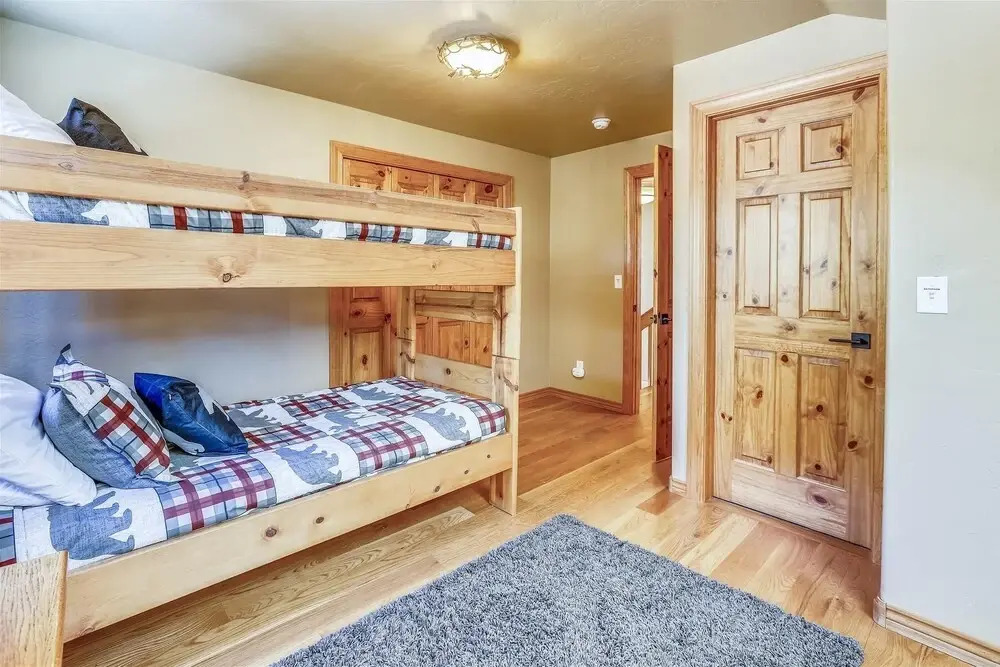 Wagon Wheel Retreat 4 Bedroom Home by RedAwning