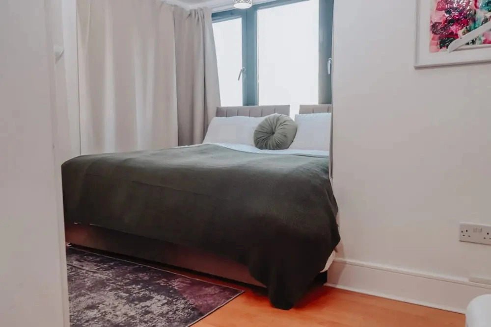 Elizabeth Line Retreat Modern 2BR Flat in Hayes
