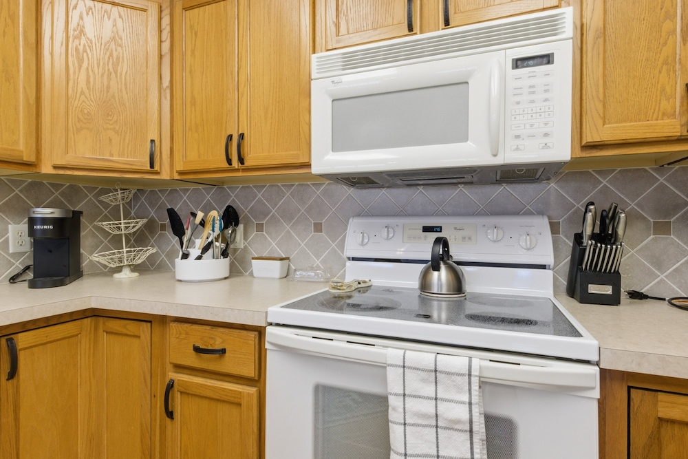 Lakeview Condo at The Falls w/ Wraparound Screened Porch, 2 PWC Slips & Pools at 2 MM