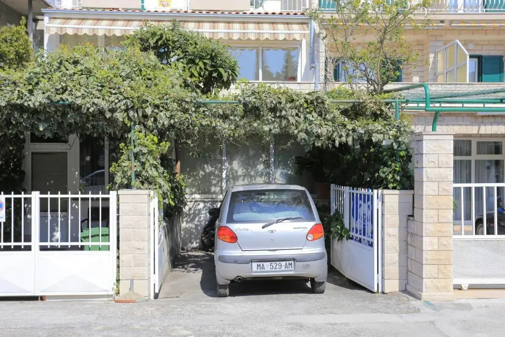 Apartments by the sea Makarska - 20587