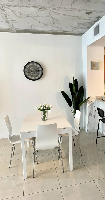 City Condo - In Midtown with pool and parking