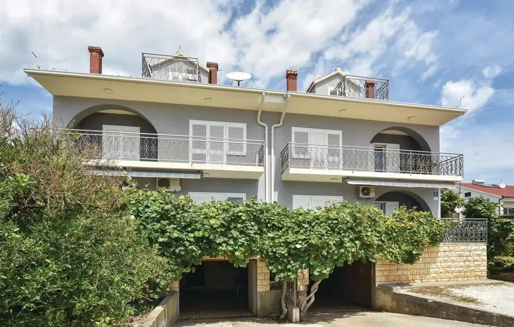 Beautiful Home in Trogir With Wifi and 6 Bedrooms